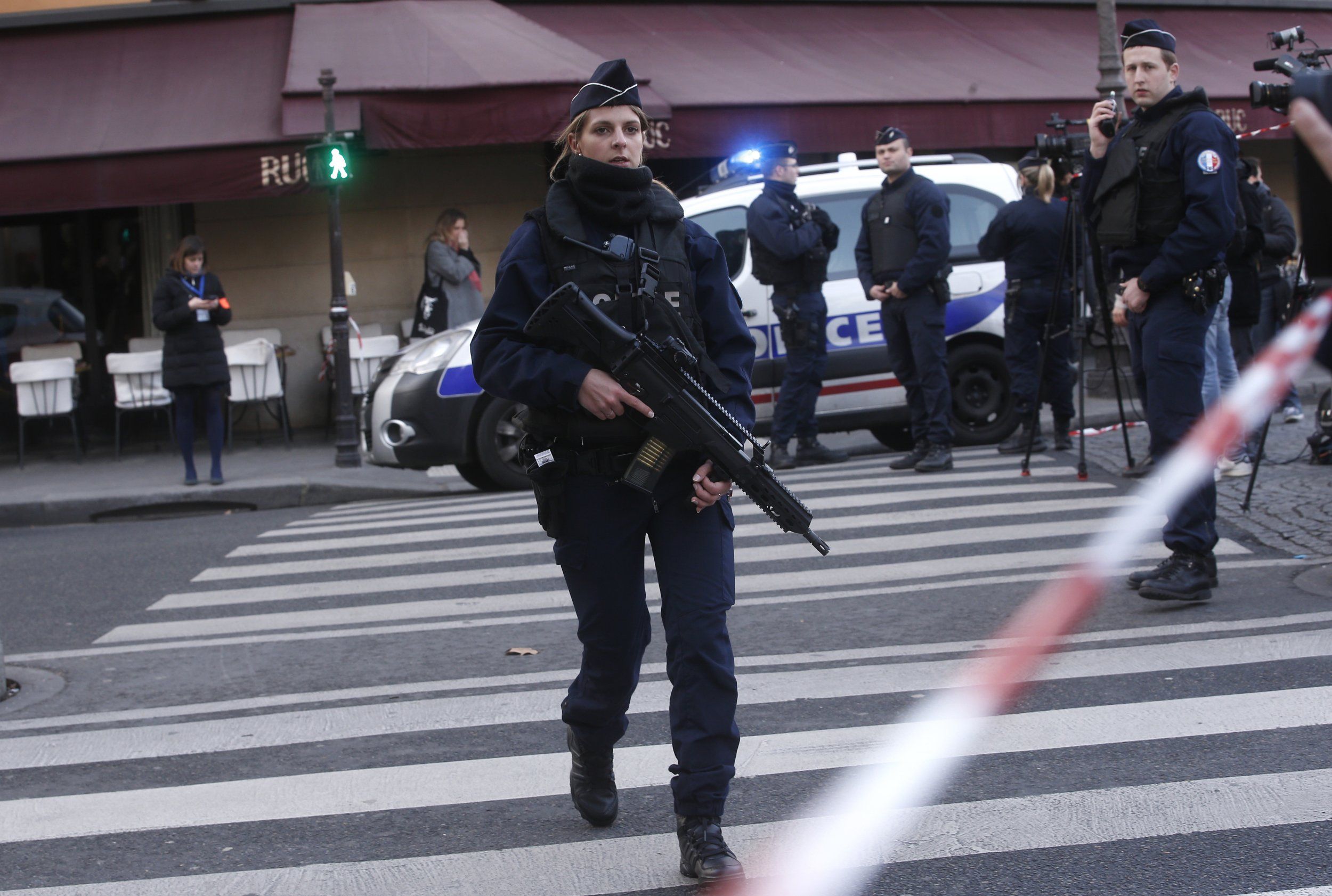 Knifeman attacks soldier in Paris subway, terrorism probe opened