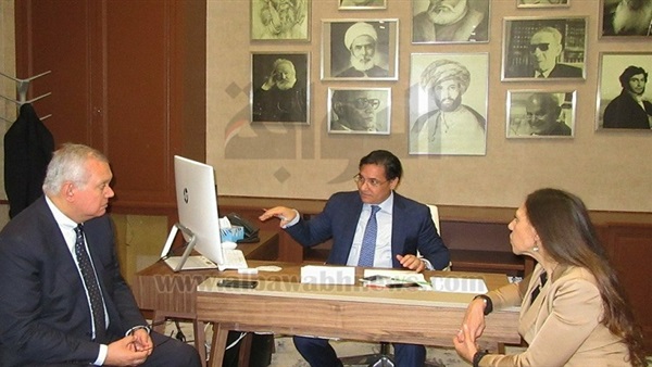 Abdel-Rehim Ali hosts Egyptian diplomat at Paris office