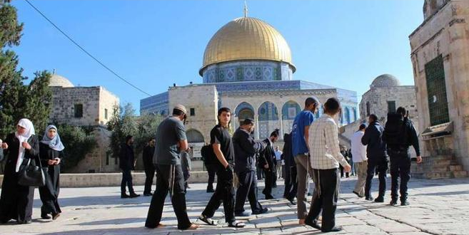 Aqsa Mosque guards, Jewish settlers clash near Al Rahma Gate