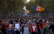 Clashes erupt in Barcelona as Catalans keep up pressure for split from Spain