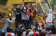Protesters block roads to Iraqi port, demand end to foreign meddling