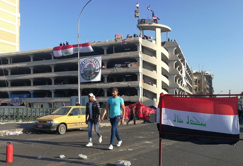 Iraq anti-government protesters block roads amid strike call