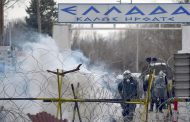 Clashes between migrants, Greek police erupt on Turkish border