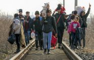 Thousands gather at Turkish border to cross into Greece