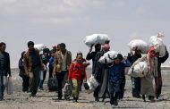 Syrian refugees on Turkish border wait to cross into Greece