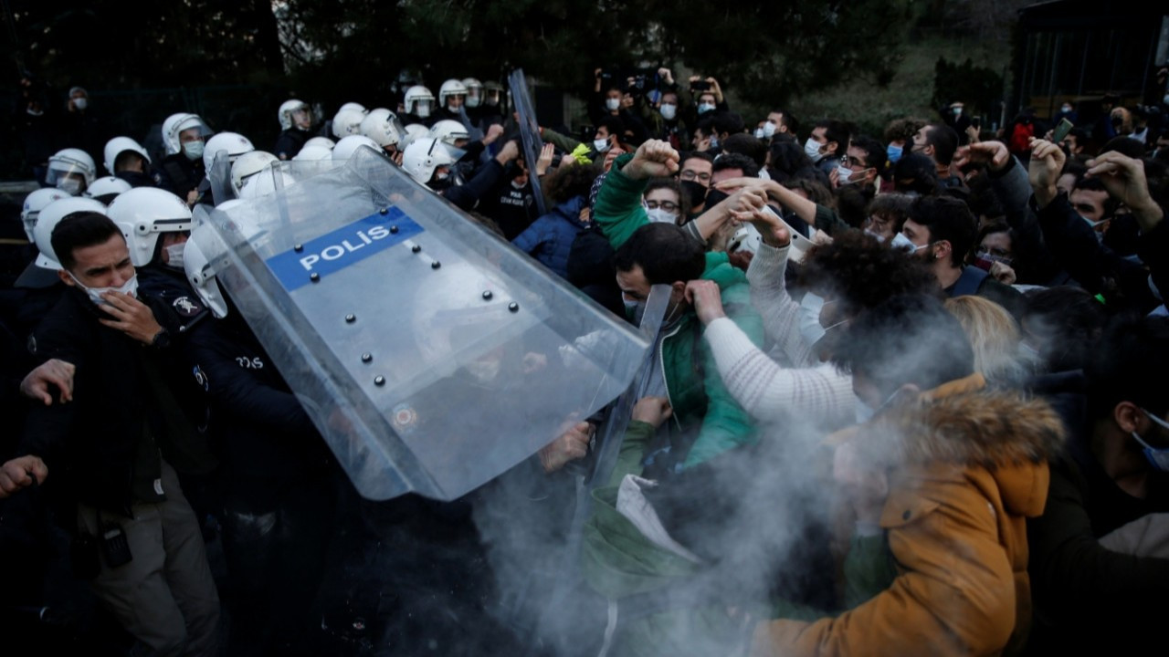 Turkish police dealing violently with Boğaziçi University protests