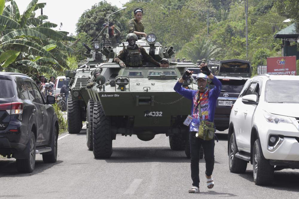 Philippine troops drive away armed rebels from public market