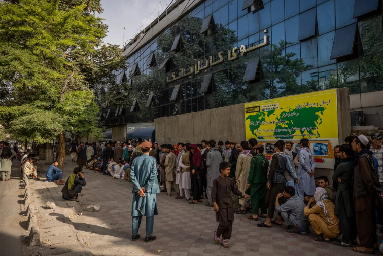 Glimpses of Kabul under the Taliban: Fighters patrolling roads, and lines at banks.