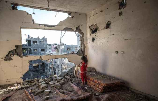 ‘She stood in silence, remembering’: photographing Gaza under airstrikes