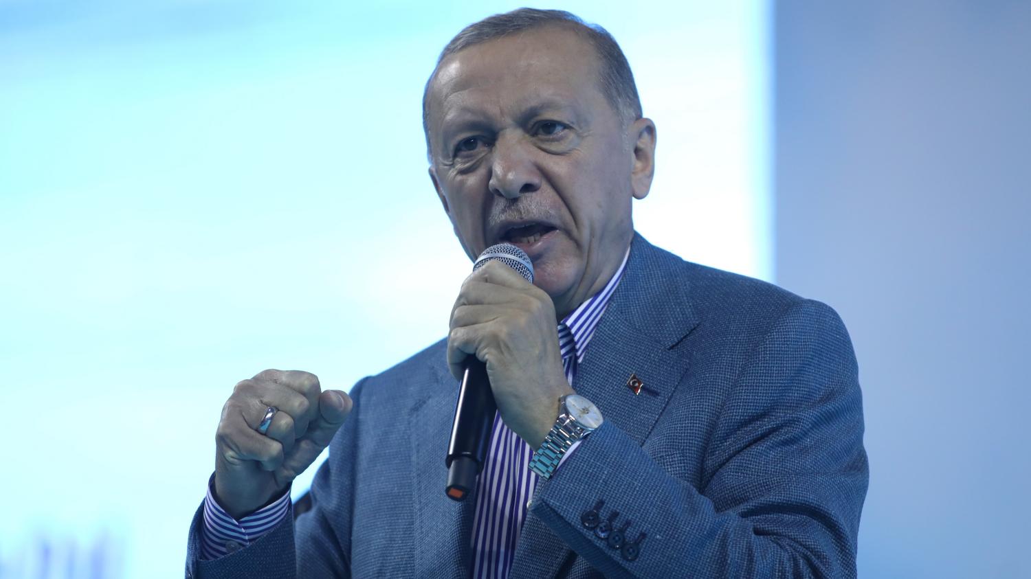 Erdogan restricts social media