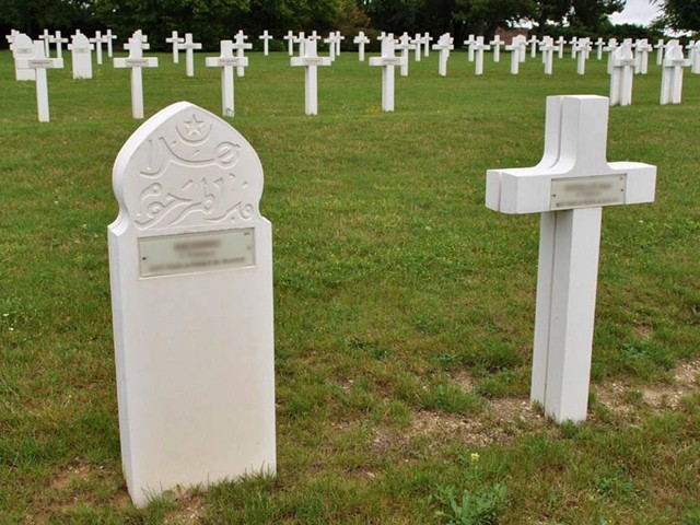 Can non-Muslims be buried in Muslim graves?