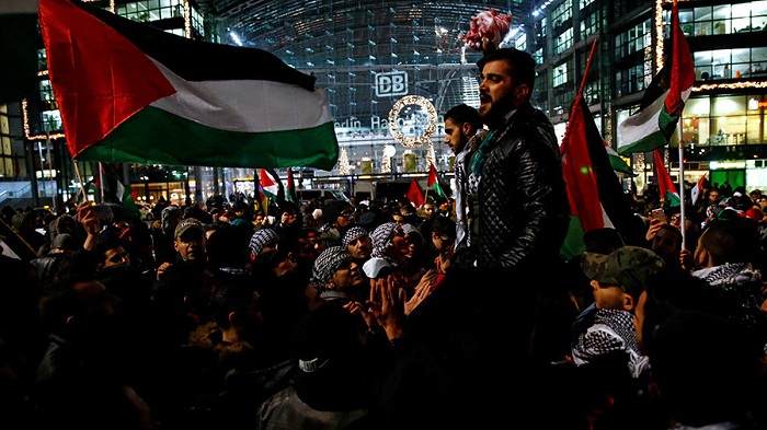 Berlin’s police ban burning the Israeli flags in pro-Palestinian protests