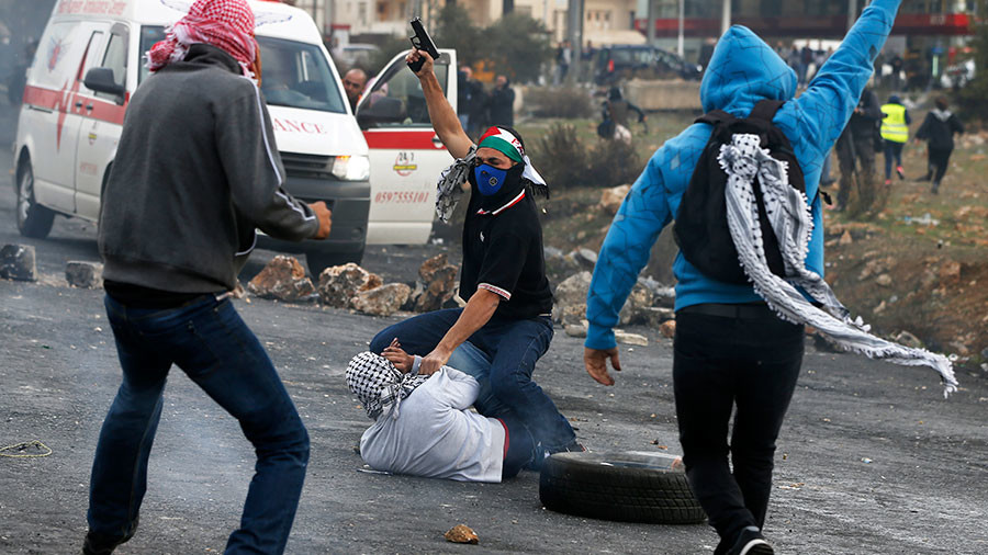 Israeli officers infiltrated a demonstration in the West Bank