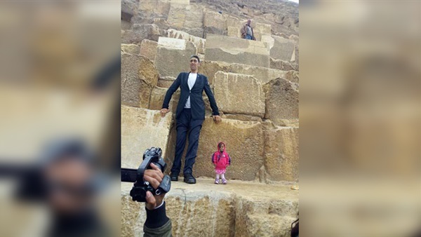 The tallest man and the shortest woman in the world to visit the pyramids and Cairo Tower