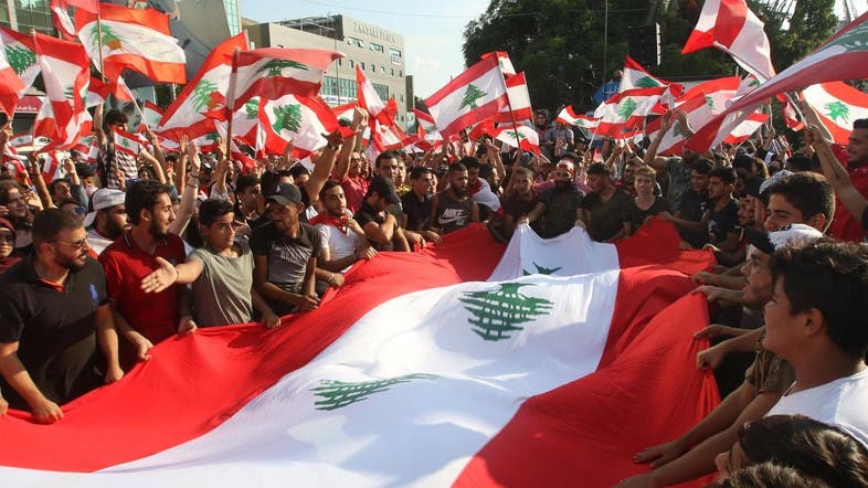 Lebanese army arrests several protesters in Sidon as roadblocks continue