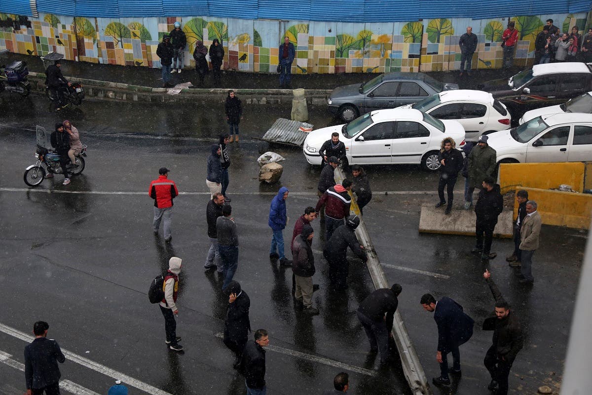 Iran’s Revolutionary Guards arrest about 100 protest leaders